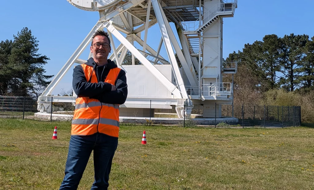 Sébastien, formateur spécialisé en photogrammétrie et inspection technique par drone, devant une station d’observation à Saint-Grégoire, près de Rennes.