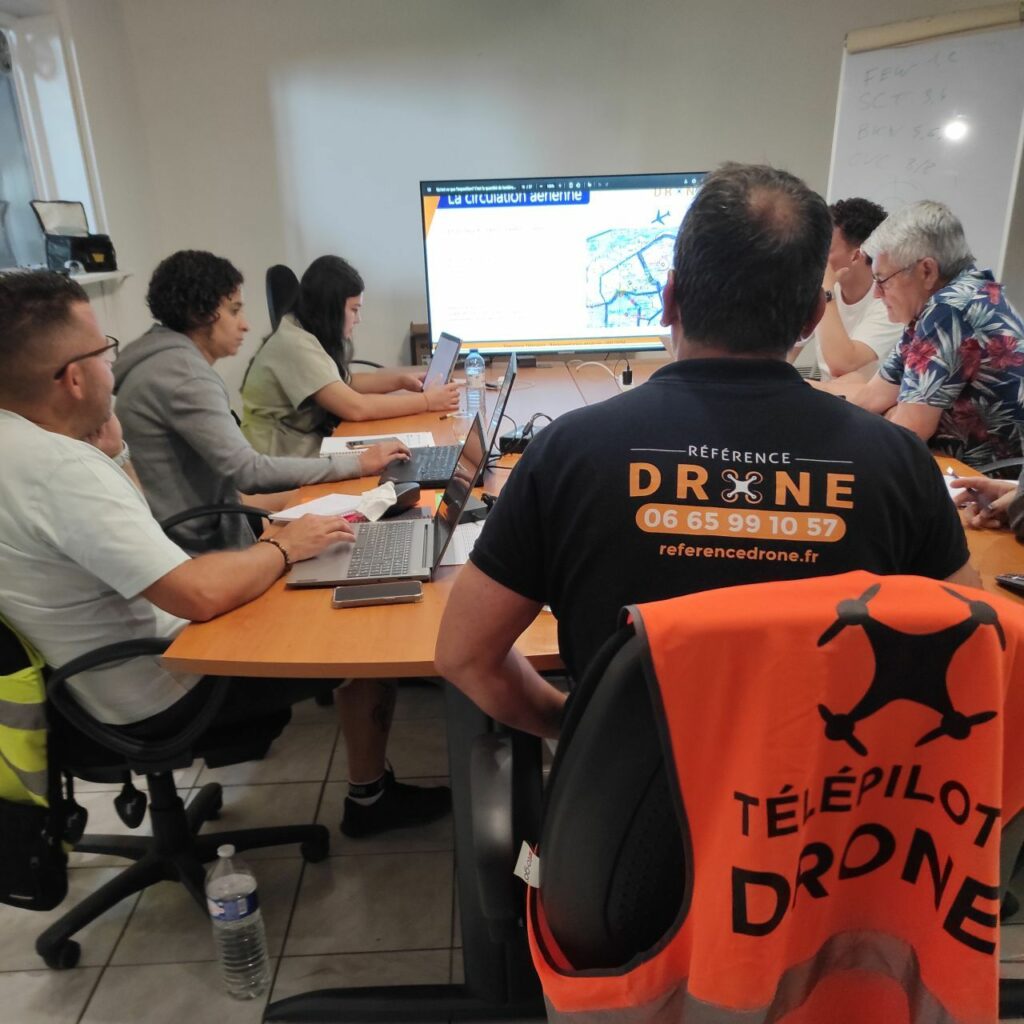 Groupe de stagiaires en formation télépilote drone chez Référence Drone