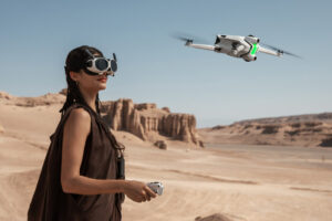 Télépilote utilisant un drone FPV immersif pour une expérience de vol et de prise de vue innovante