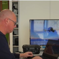 Stagiaire en formation drone travaillant le montage et l’analyse d’images aériennes professionnelles